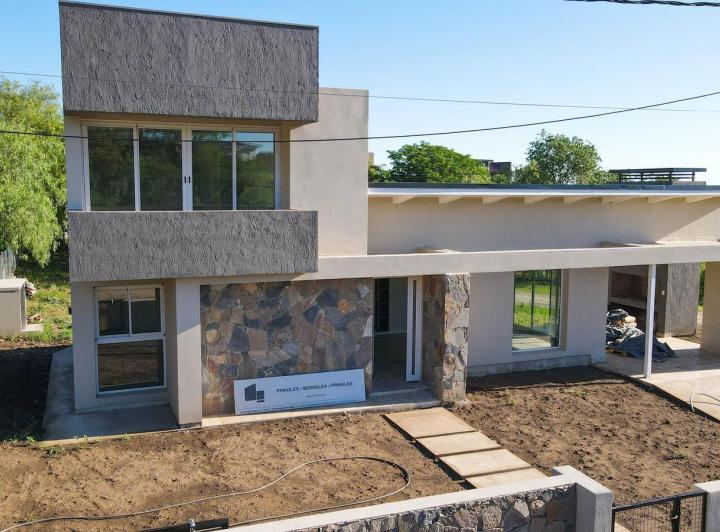 Casa · 100m² · 4 Ambientes · 1 Cochera