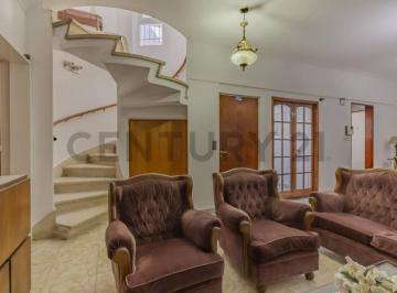 Casa · 235m² · 4 Dormitorios · 1 Cochera · Casa a La Venta de 4 Dorm. y Ascensor en Zona Norte La Plata