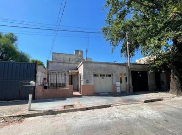 Casa · 8 Ambientes · 1 Cochera · Casa y Departamento (Ambos con Entrada Indpendiente)