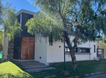 Casa · 194m² · 3 Dormitorios · 2 Cocheras · Casa en Venta Barrio Privado Pinares de Furlotti