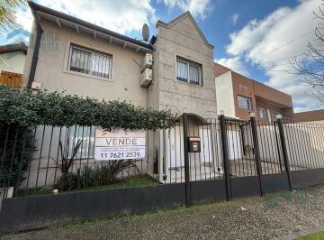 Casa · 100m² · 4 Ambientes · 4 Cocheras · Casa Impecable 3 Dorm. con Jardín, Jacuzzi y Cochera — Cerca Av Alem, Castelar Norte