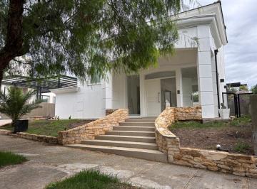 Casa · 280m² · 7 Ambientes · 2 Cocheras · Casa en Alquiler Barrio Dalvian