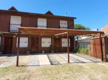 Casa de 4 ambientes, Villa Gesell · Hermoso Duplex en Venta Cerca de La Playa con Parrilla y Cochera