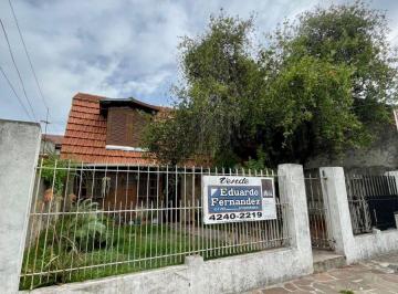 Casa de 3 ambientes, Lanús · Sólida Propiedad de Tres Ambientes Se Desarrolla Sobre un Lote de 8.66 X 16 m Aprox