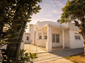 Casa de 5 ambientes, Quilmes · Casa 4 Ambientes con Cochera y Jardin - Quilmes Oeste