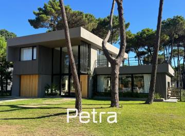 Casa · 235m² · 5 Ambientes · 1 Cochera · Casa en Venta Pinamar - Barrio Pioneros
