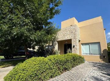 Casa · 226m² · 4 Ambientes · Casa en Venta en Los Robles, La Cañada de Pilar, Pilar