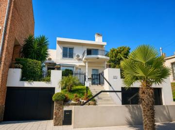 Casa · 209m² · 7 Ambientes · 2 Cocheras · Casa en Alquiler de 4 Dorm. y Piscina a m de La Rambla en Colonia del Sacramento
