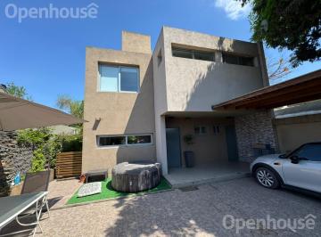 Casa · 170m² · 4 Ambientes · 2 Cocheras · Casa Minimalista en El Hermoso Barrio de Los Alamos!