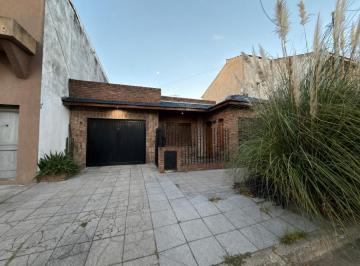 Casa · 130m² · 4 Ambientes · 4 Cocheras · Venta - Chalet de 4 Ambientes en Quilmes