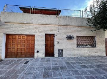 PH · 139m² · 4 Ambientes · 1 Cochera · Venta - PH Al Frente con Garage en Bernal