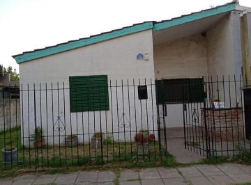 Casa · 120m² · 5 Ambientes · 1 Cochera · Casa en Venta - 4 Dorm. 1 Baño - Necochea