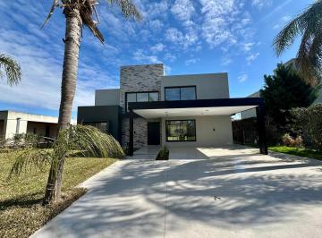 Casa · 212m² · 6 Ambientes · 2 Cocheras · Casa de 3 Dorm. en Cadaques Funes Hills