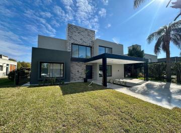 Casa · 212m² · 6 Ambientes · 2 Cocheras · Casa de 3 Dorm. en Cadaques Funes Hills