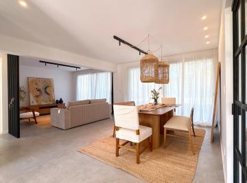 Casa · 212m² · 6 Ambientes · 2 Cocheras · Casa de 3 Dorm. en Cadaques Funes Hills
