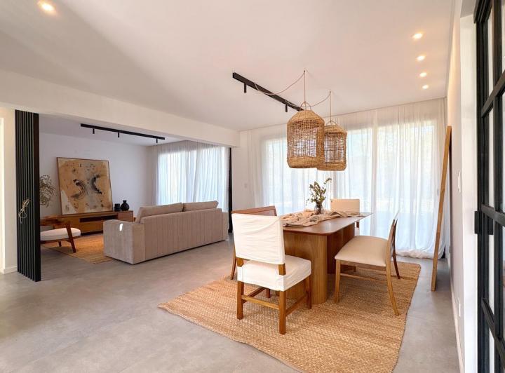 Casa · 212m² · 6 Ambientes · 2 Cocheras