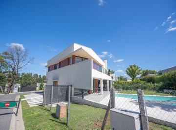 Casa · 265m² · 6 Ambientes · 2 Cocheras · Casa en Venta 6 Ambientes Barrio Cerrado en La Horqueta