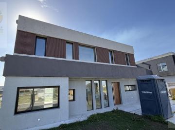 Casa · 150m² · 4 Ambientes · 4 Cocheras · Casa en Venta en Sebastian Gaboto, Pueblos del Plata