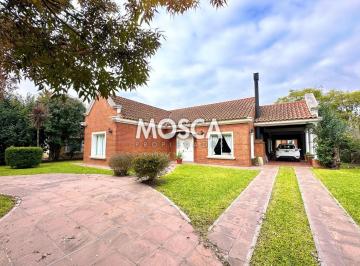 Casa · 184m² · 4 Ambientes · 6 Cocheras · Casa con Piscina en Venta Barrio Privado El Resuello