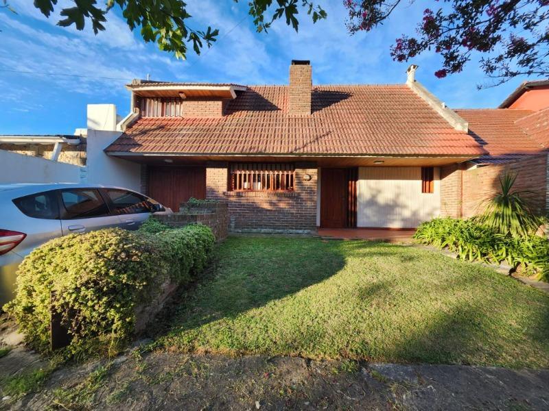 Importante Chalet en el barrio Constitución, sobre lote de 10 x 33, con un total de 124 m2 construidos