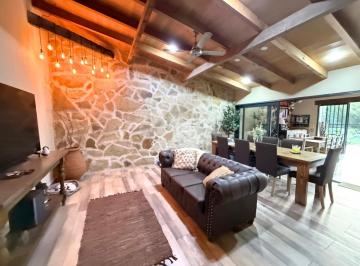 Casa · 241m² · 7 Ambientes · 2 Cocheras · Casa de Revista a Una Cuadra de Aristobulo
