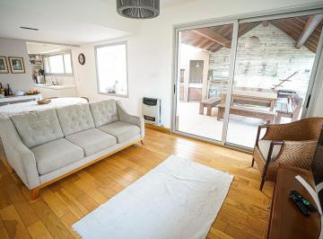 Casa · 254m² · 7 Ambientes · 1 Cochera · Importante Casa en Venta de 4 Dorm. con Pileta. City Bell (Centro)