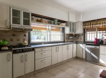 Casa · 360m² · 5 Ambientes · 2 Cocheras · Venta de Casa en Castelar Norte con Piscina, Quincho y Jardín