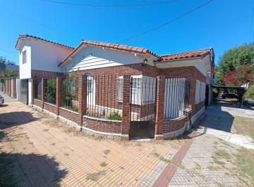 Casa · 142m² · 4 Ambientes · 1 Cochera · Casa en Venta. Totalmente Reciclada. Excelente Ubicación, Lomas de Zamora O.