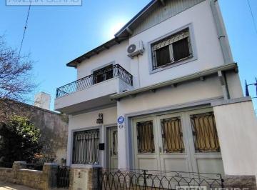 Casa · 170m² · 5 Ambientes · 1 Cochera · Venta Chalet en Dos Plantas | Apto Crédito | Patio, Garage, Terraza | ¡Ideal Inversor! | Olivos