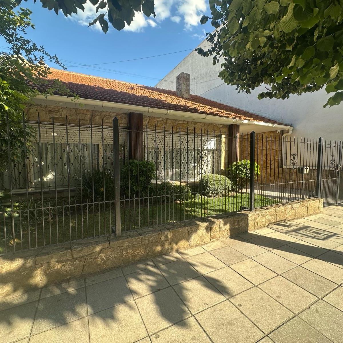 Casa 4 dorm, 173m² con garage doble y quincho — Teodoro Bronzini