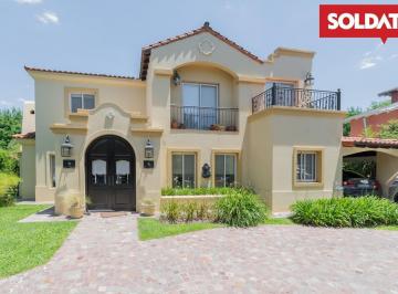 Casa · 270m² · 6 Ambientes · 2 Cocheras · Casa en Venta de Excelente Calidad y Estilo en Boulevares - Lote Central