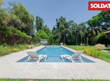 Casa · 270m² · 6 Ambientes · 2 Cocheras · Casa en Venta en Boulevares | 4 Dorm., Dependencia, Piscina y Galería