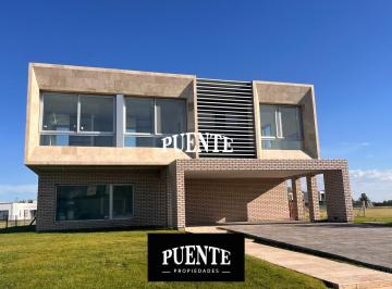 Casa · 320m² · 7 Ambientes · 6 Cocheras · Casa a Estrenar en Venta en Terralagos, Canning, 5 Suites
