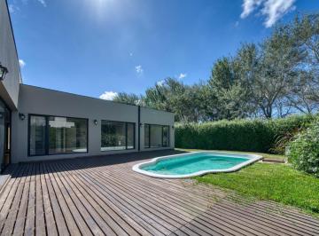 Casa · 200m² · 4 Ambientes · 2 Cocheras · Casa en Rumenco