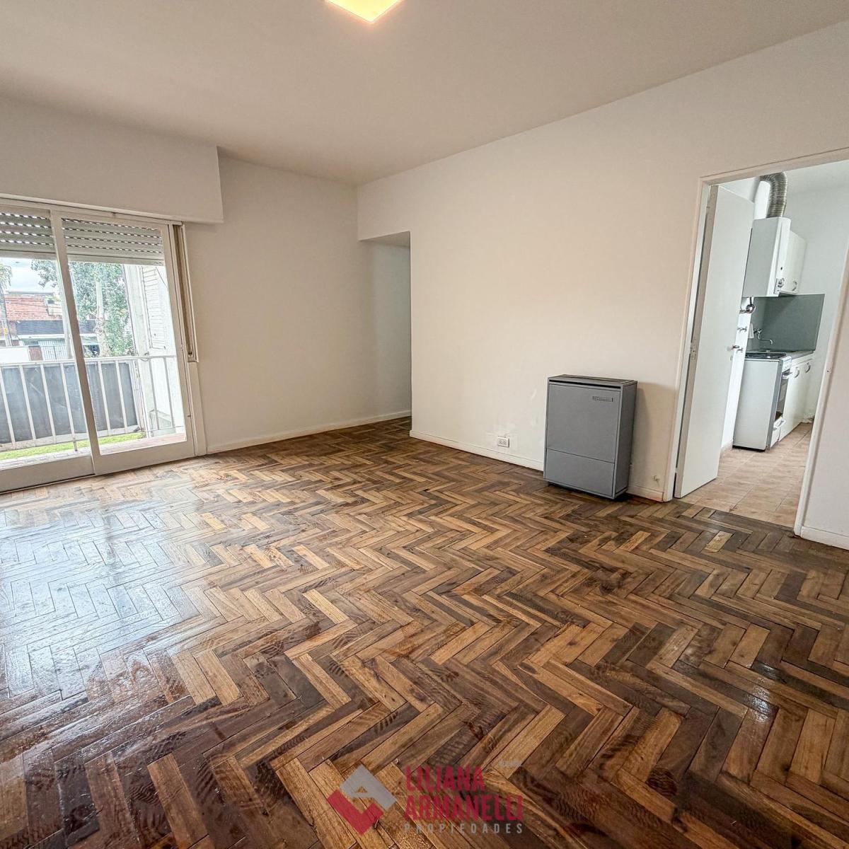 Depto 4 amb, 62m² con balcón y cocina separada — Constitución