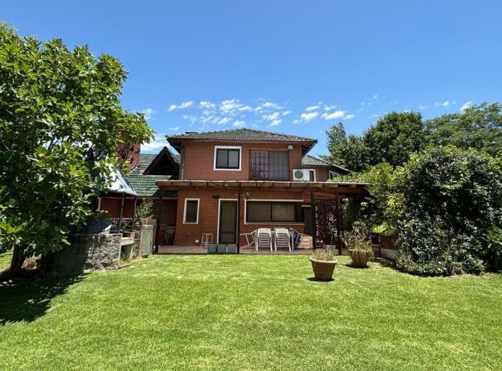 Casa · 344m² · 6 Ambientes · 2 Cocheras