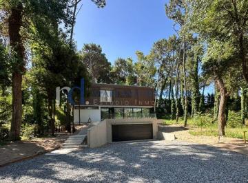 DEI-DEI-2040_2 · Casa 5 Dorm. con Pileta en Venta a Estrenar en Carilo