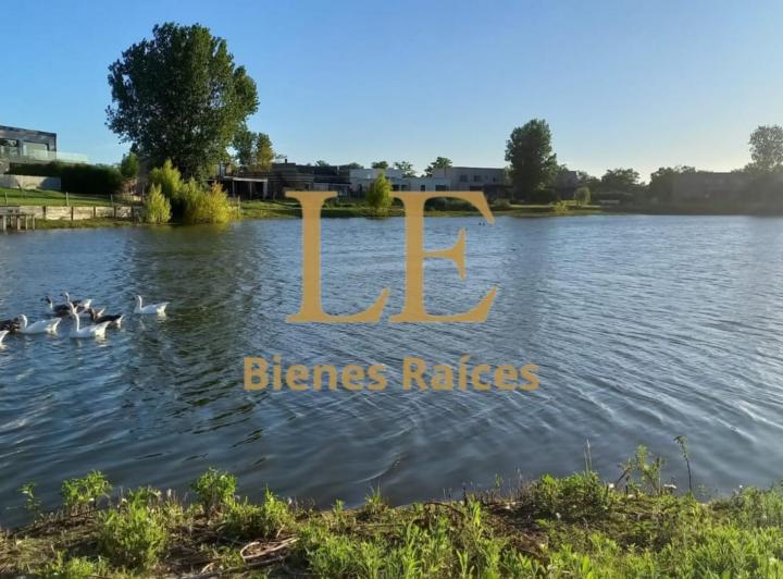 Terreno · 844m²