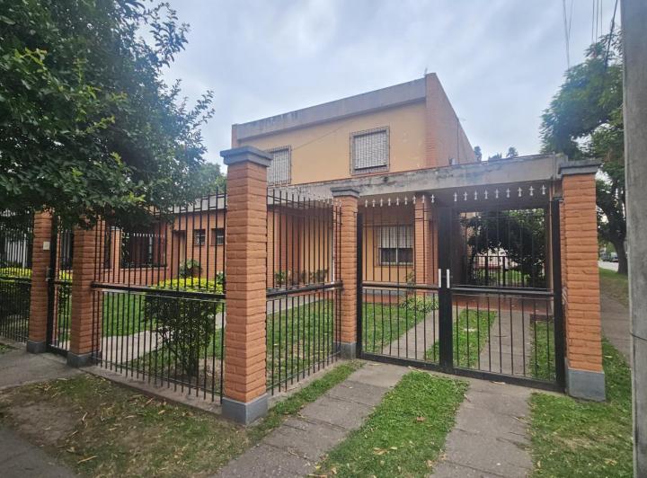 Casa · 250m² · 8 Ambientes · 1 Cochera