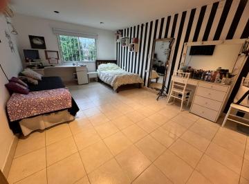 Casa · 180m² · 6 Ambientes · 1 Cochera · Casa en Echeverria