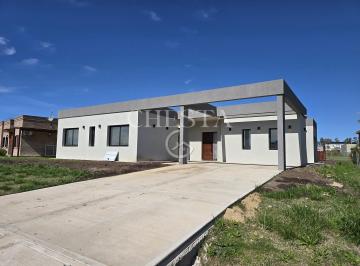Casa · 168m² · 2 Cocheras · Casa en Alquiler en Medal Cc, Pilar, G. B. a. Zona Norte