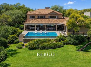 Casa · 626m² · 3 Dormitorios · Venta - Increible Casa en un Lote Unico - El Bosque