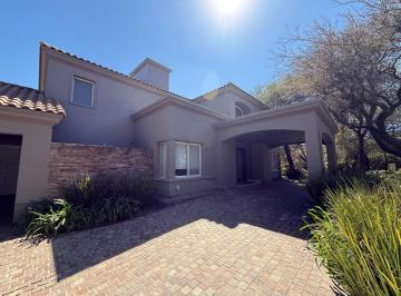 Casa · 626m² · 3 Dormitorios · Venta - Increible Casa en un Lote Unico - El Bosque
