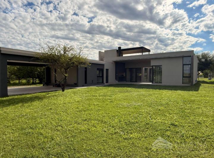 Casa · 293m² · 4 Ambientes · 2 Cocheras