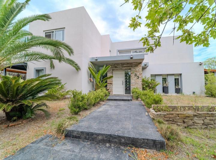 Casa · 360m² · 7 Ambientes · 2 Cocheras
