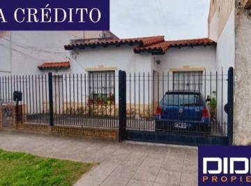Casa · 70m² · 4 Ambientes · 1 Cochera · Casa Venta Remedios de Escalada Apta Credito - 4 Ambientes