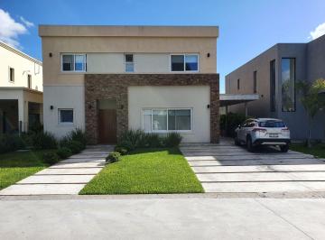 Casa de 6 ambientes, Almirante Brown · Casa en Venta en Barrio Privado Brisas de Adrogue