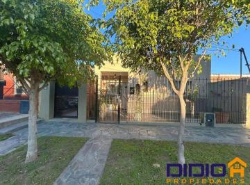Casa · 157m² · 6 Ambientes · Casa Venta Luis Guillón y Dos Departamentos Al Fondo!