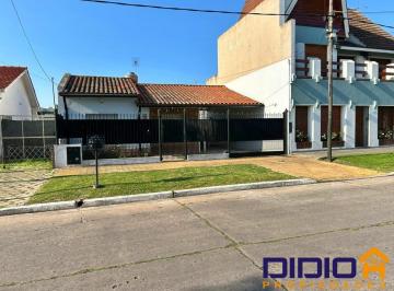 Casa · 110m² · 3 Ambientes · 1 Cochera · Casa Venta Lomas de Zamora 3 Ambientes!