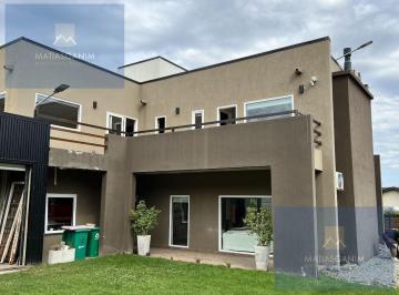 Casa · 420m² · 6 Ambientes · 1 Cochera · Casa en Barrio Girasoles del Limay